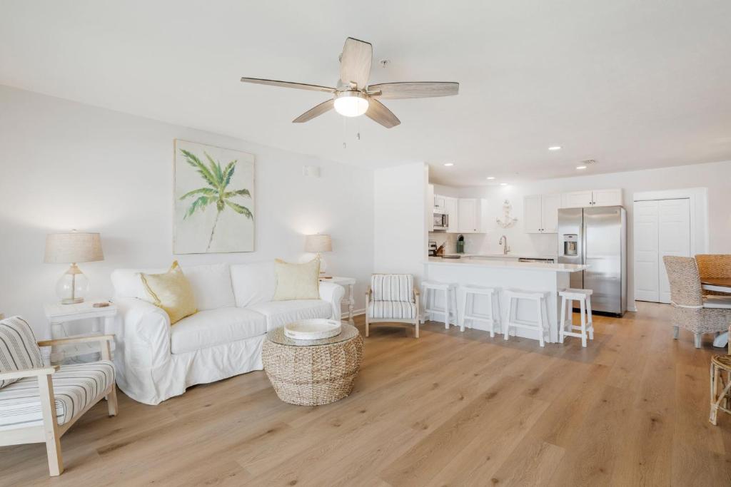 Gambar di galeri bagi Sand Buckets Unit C, Ocean View Beach Townhouse di Mexico Beach