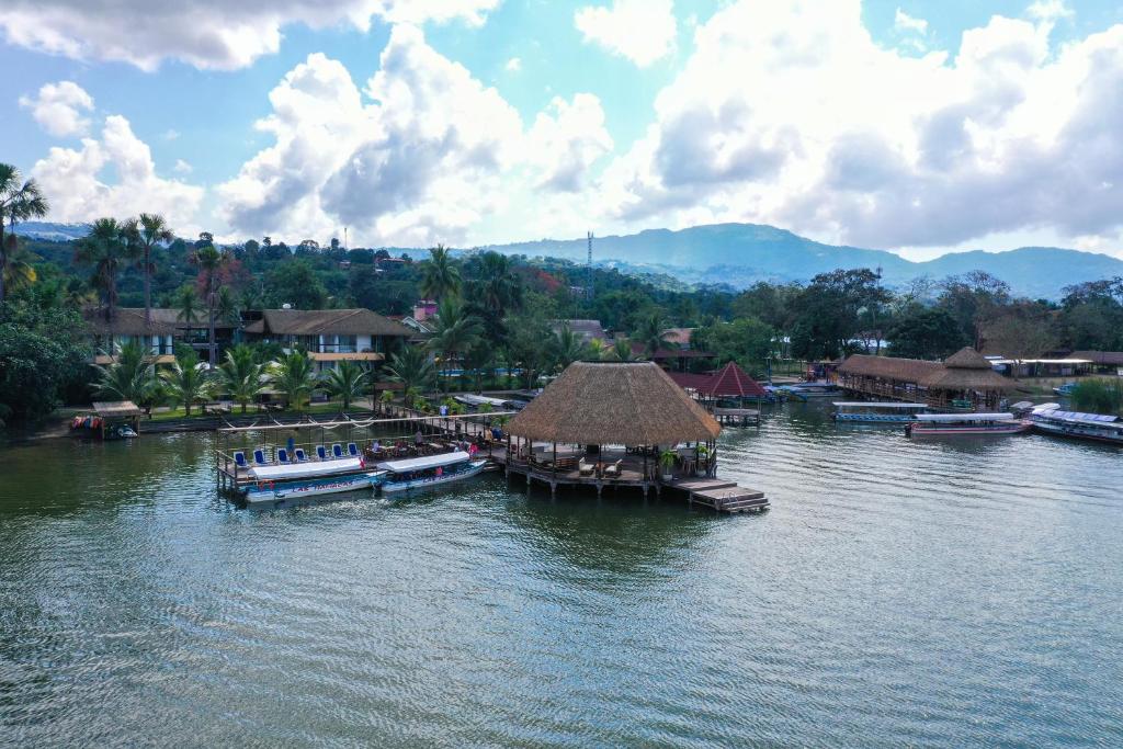 un grupo de barcos atracados en un río en Las Hamacas Hotel, en Sauce