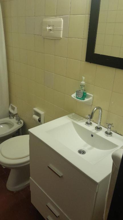 een badkamer met een witte wastafel en een toilet bij Hermoso dpto centrico externo c/ balcones in Cordoba