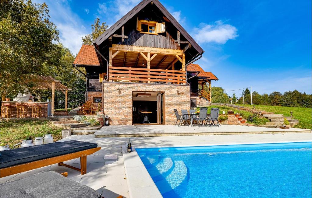 una casa con piscina frente a ella en Beautiful Home In Pisarovina With Wi-fi en Lipnica