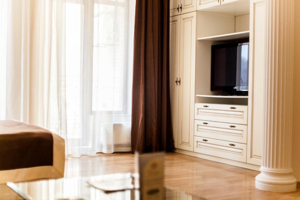TV a/nebo společenská místnost v ubytování Corona Hotel & Apartments