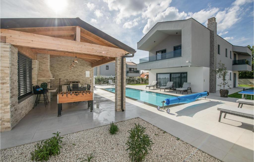 einen Hinterhof mit einem Pool und einem Haus in der Unterkunft Pet Friendly Home In Rebici With Heated Swimming Pool in Rebići