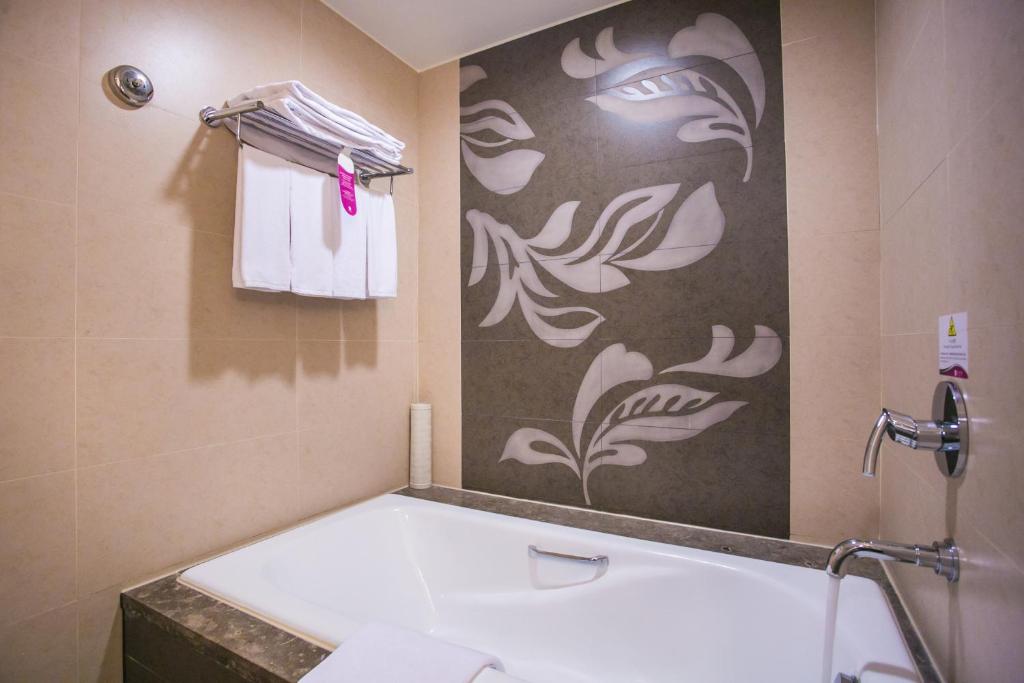 a bathroom with a tub and a toilet and a sink at E-DA Royal Hotel in Dashu