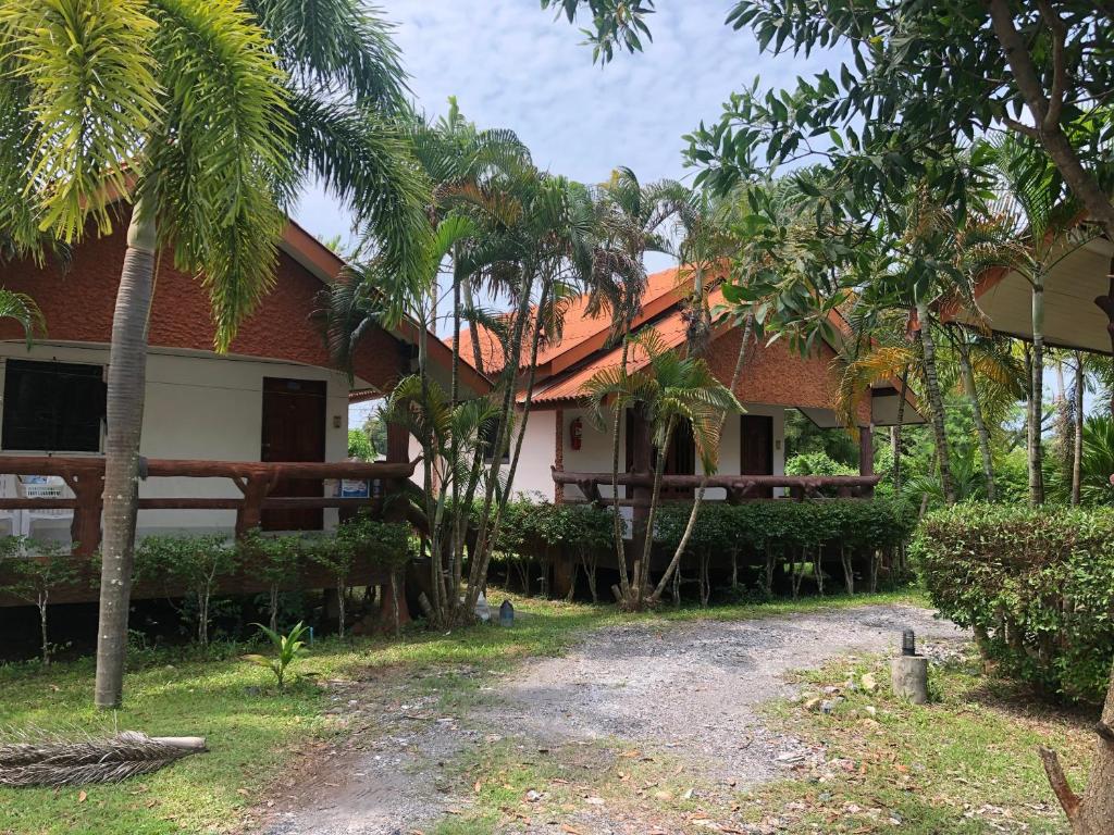una casa con palme di fronte di Lanta School Beach Resort a Phra Ae beach