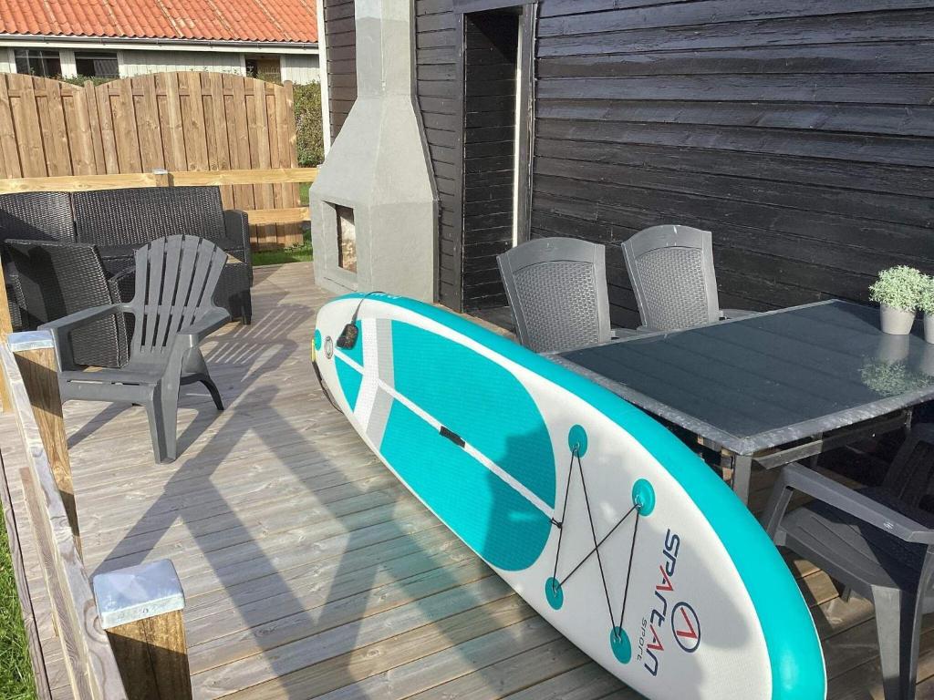 una tabla de surf sobre una mesa en una cubierta en Holiday home Otterup X, en Otterup