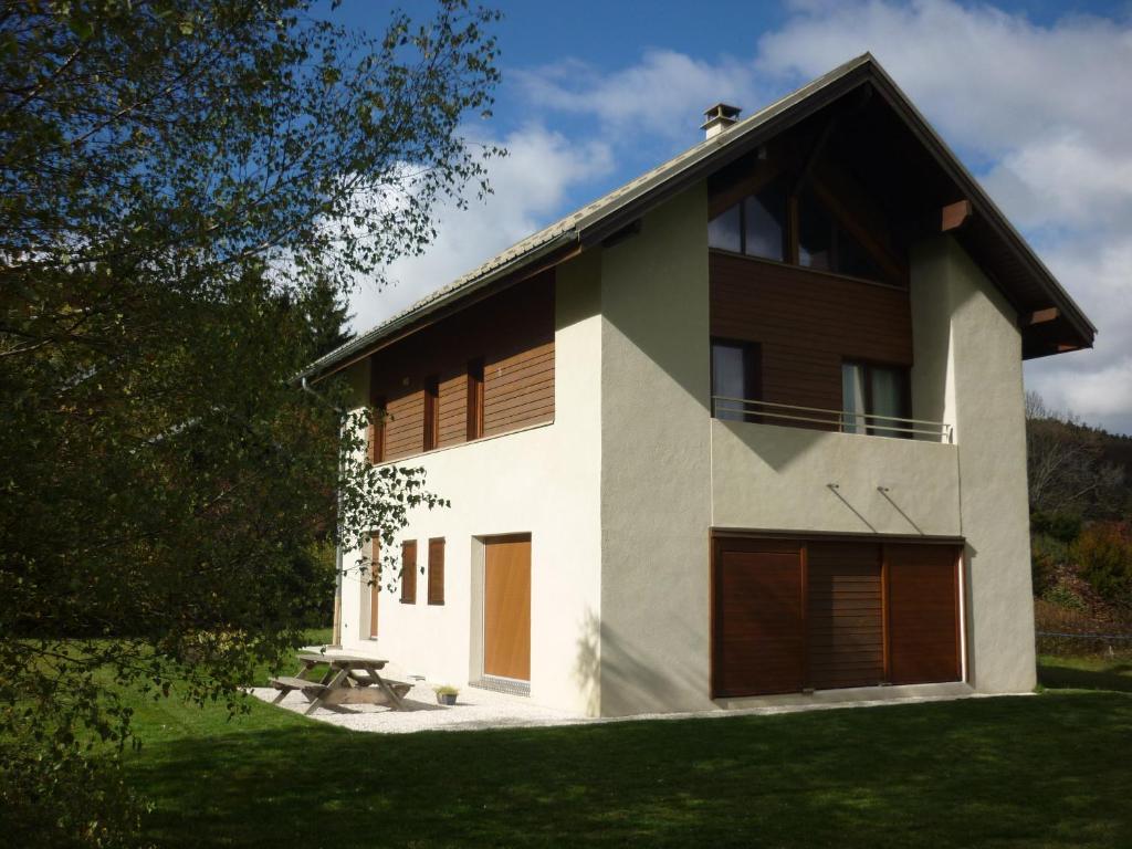 Casa blanca con puertas marrones y patio en Maison Corrençon-en-Vercors, 5 pièces, 8 personnes - FR-1-761-1 en Corrençon-en-Vercors