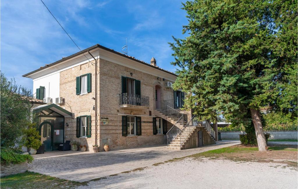 una vieja casa de piedra con escaleras y un árbol en Cozy Apartment In Miglianico With Wifi en Miglianico
