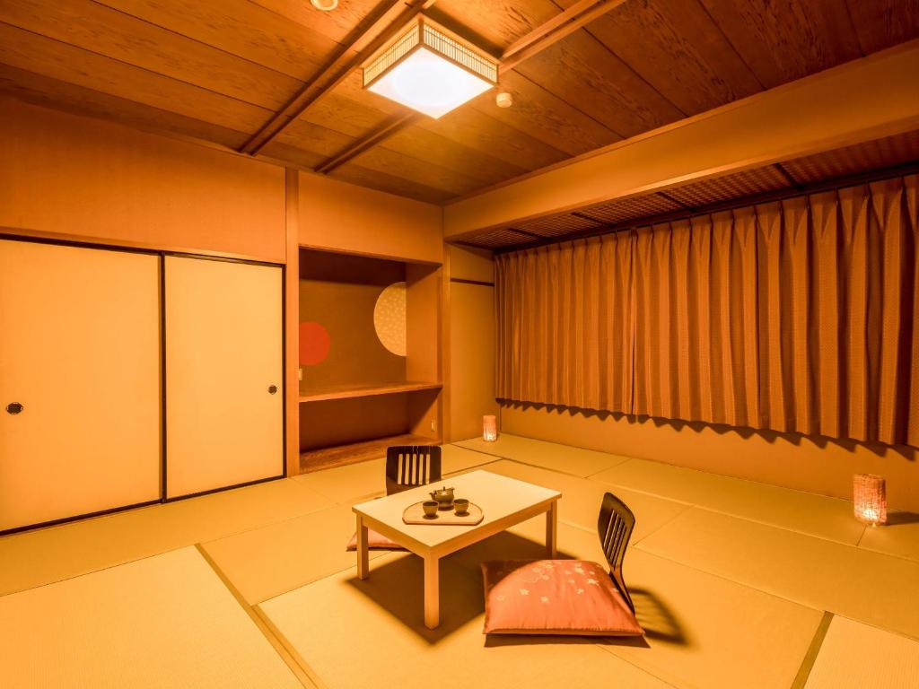 Posezení v ubytování Ooedo Onsen Monogatari Yamanaka Saichoraku