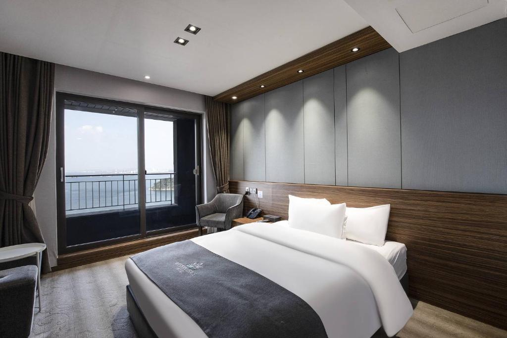 Giường trong phòng chung tại Western Grace Hotel Incheon