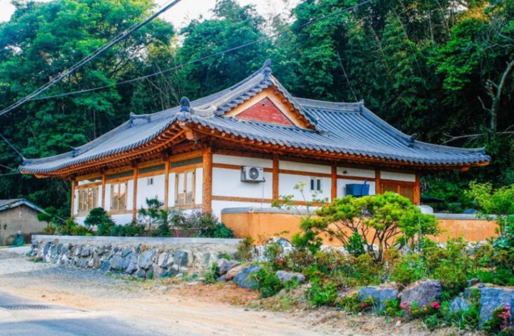 uma pequena casa com um telhado chinês em Doyosae Hanok Pension em Suncheon