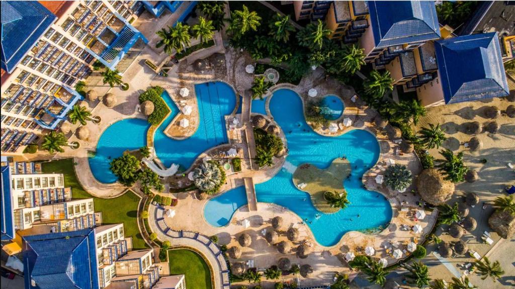 una vista aérea de una piscina en un complejo en socio zuana beach resort, en Santa Marta