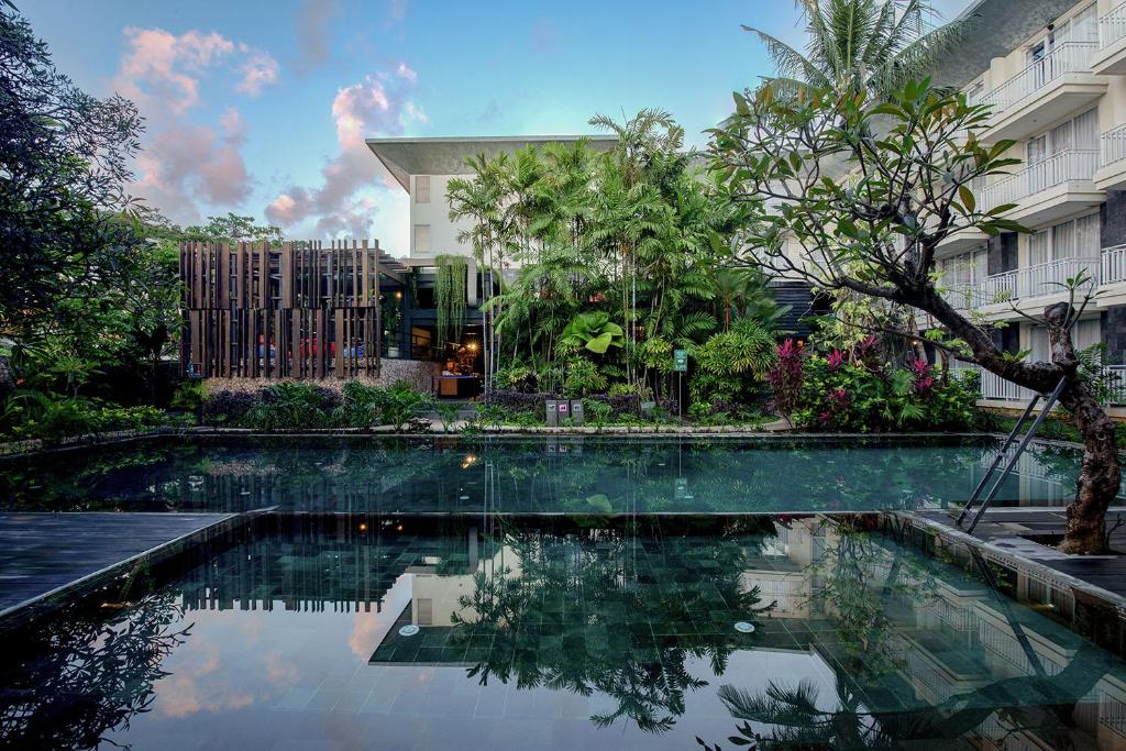 Bazén v ubytování THE 1O1 Bali Fontana Seminyak nebo v jeho okolí