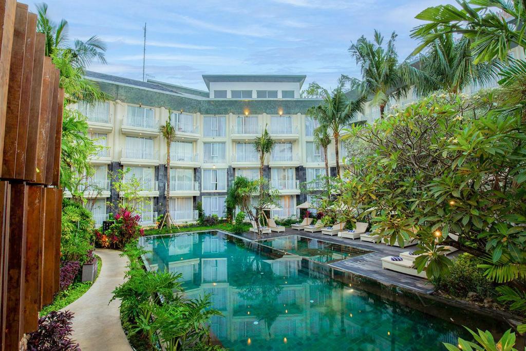 Bazén v ubytování THE 1O1 Bali Fontana Seminyak nebo v jeho okolí