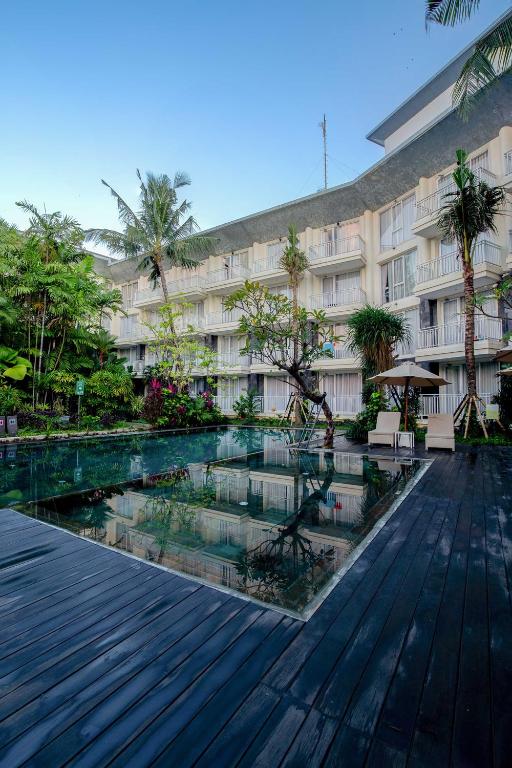 Bazén v ubytování THE 1O1 Bali Fontana Seminyak nebo v jeho okolí