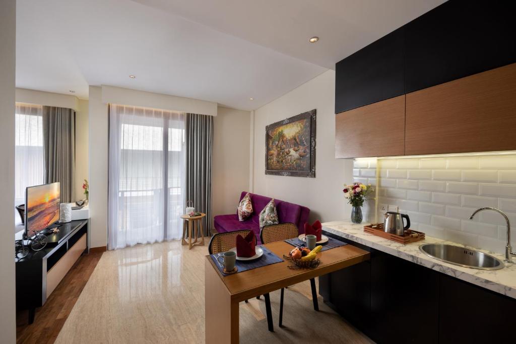 Kuchyň nebo kuchyňský kout v ubytování Mokko Suites Batubelig