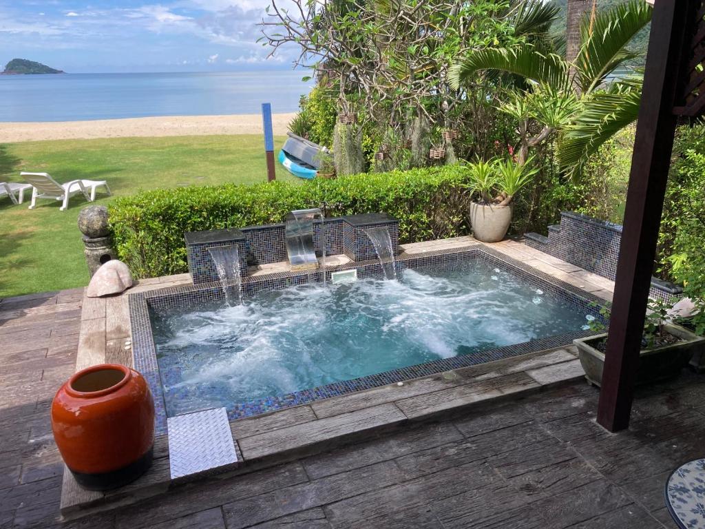 uma banheira de hidromassagem com cadeiras e o oceano ao fundo em Siam Royal View Villas em Ko Chang