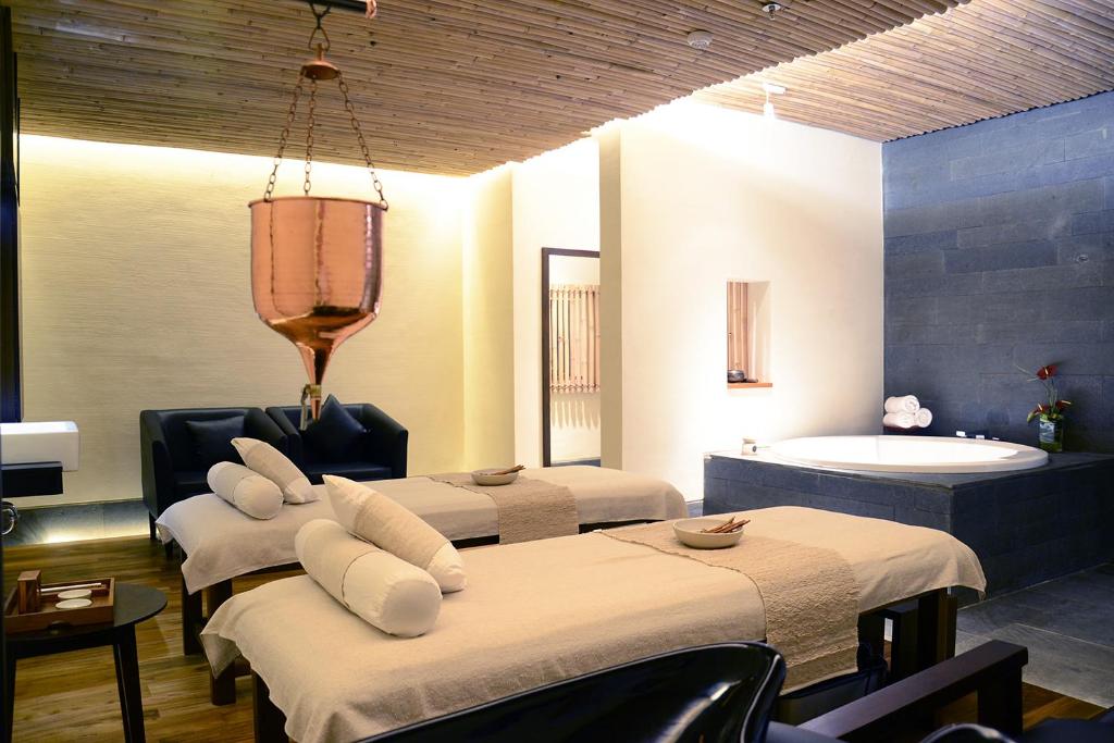 Postel nebo postele na pokoji v ubytování THE 1O1 Bali Fontana Seminyak