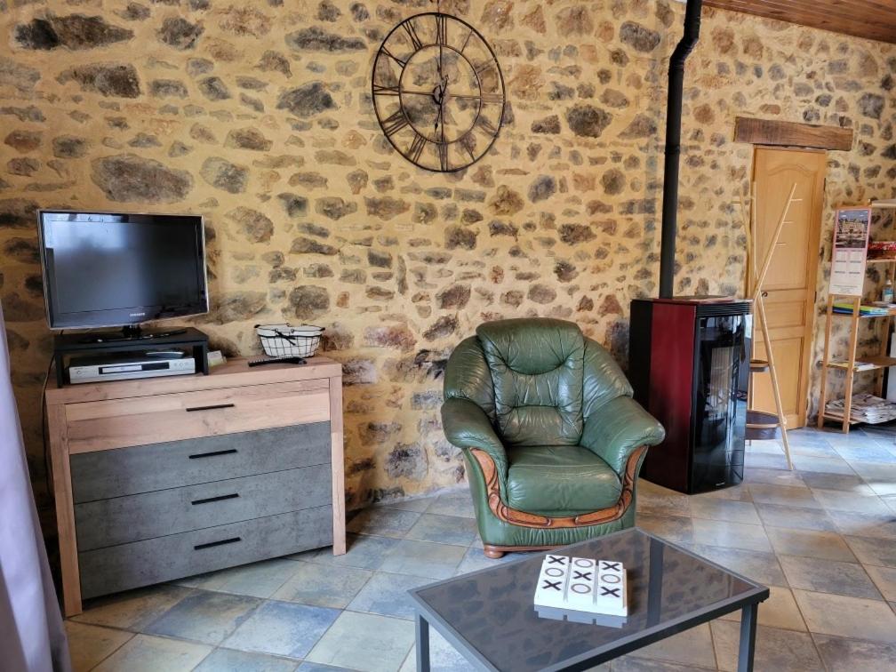 TV a/nebo společenská místnost v ubytování Maison region de Domme