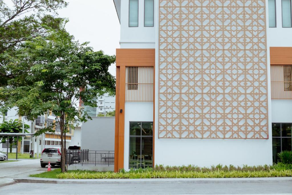 ein Gebäude mit einem Muster auf der Seite in der Unterkunft RUS Hotel&Convention Ayutthaya in Phra Nakhon Si Ayutthaya
