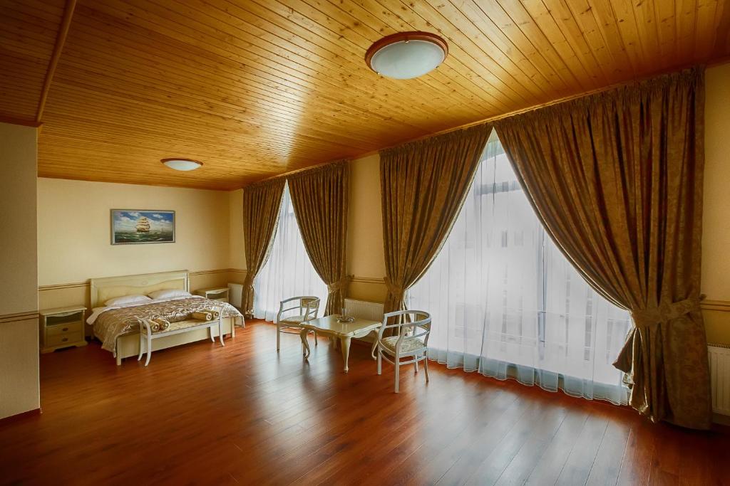 Alexandrovskaya Sloboda Hotel - Luxe Tweepersoonskamer Met Balkon