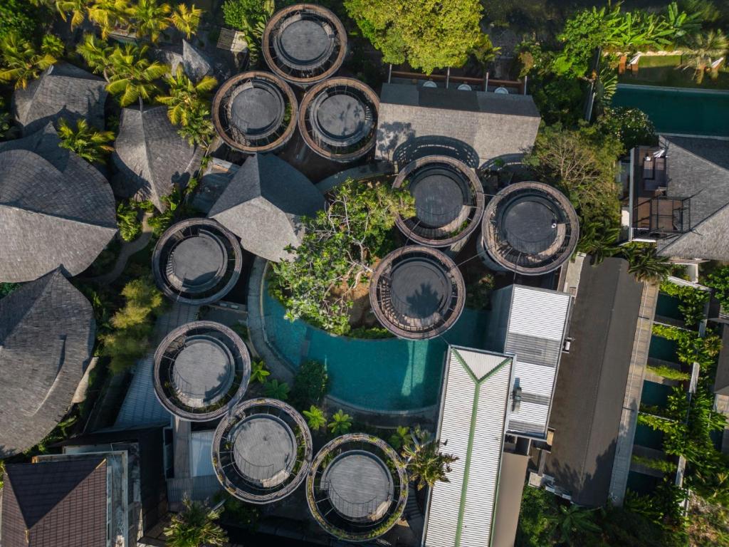una vista aérea de un jardín con árboles y una piscina en Canggu Cabana Resort By Ini Vie Hospitality, en Canggu
