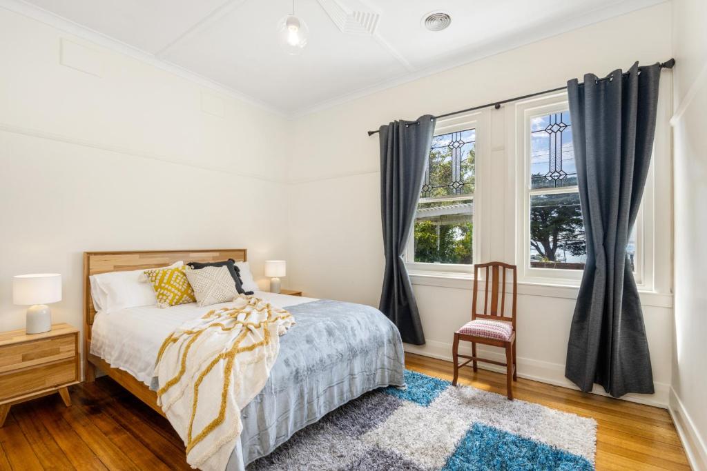 Katil atau katil-katil dalam bilik di Waterfront Bliss Family Retreat