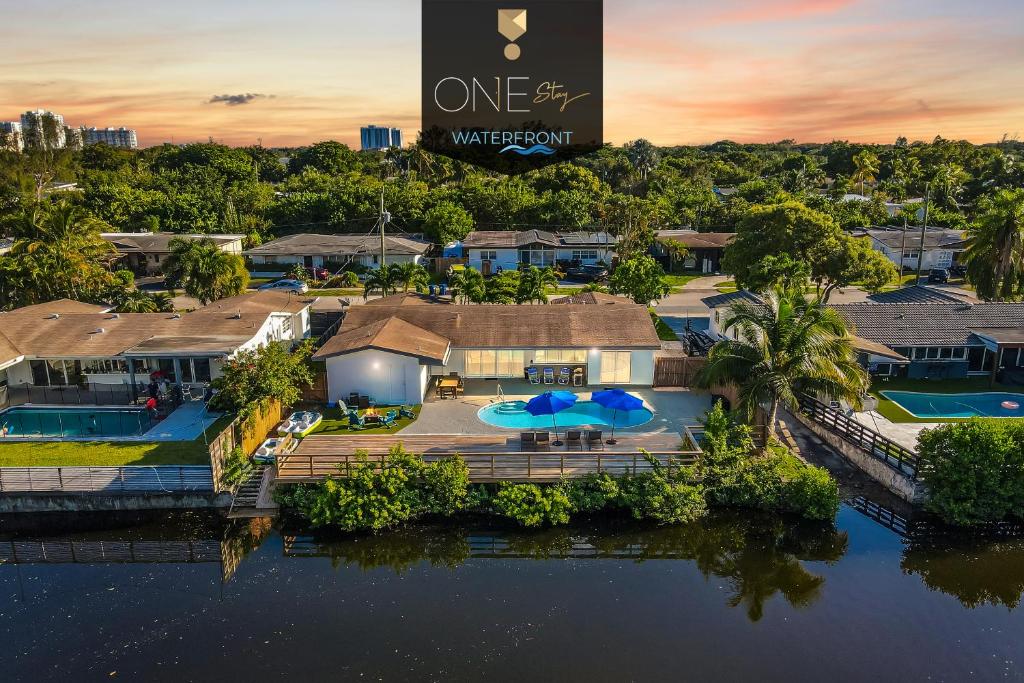 マイアミにあるMiami Waterfront Heated Poolのプール付きの家の航空写真