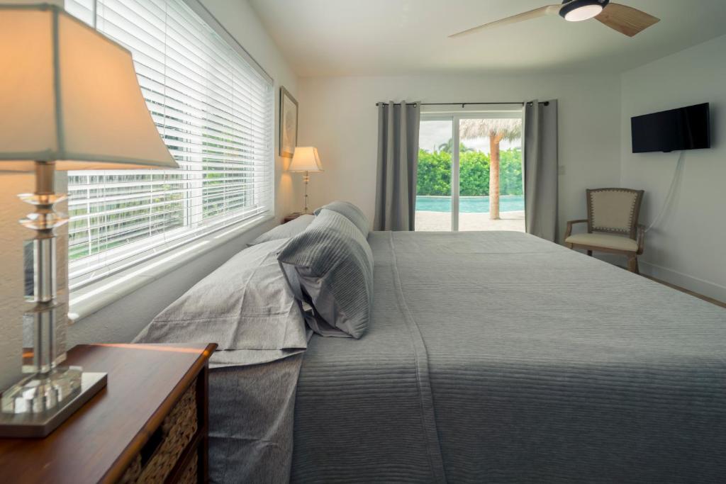Deerfield Beach Boca Raton with pool 1 mile from the beach photo