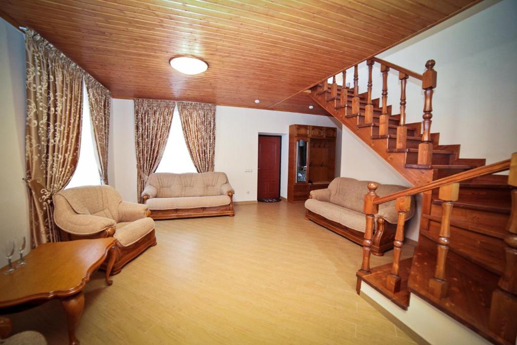 Alexandrovskaya Sloboda Hotel - Huis Met Drie Slaapkamers