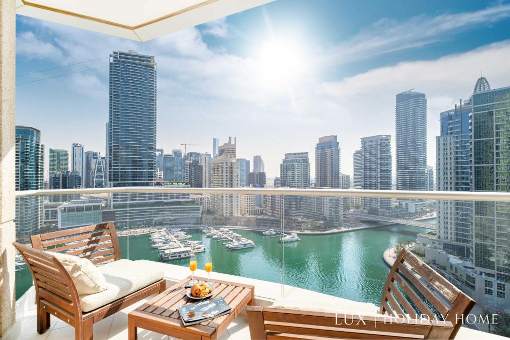 Elle comprend un balcon offrant une vue sur le port. dans l'établissement LUX - The Scenic Space Marina View Suite, à Dubaï