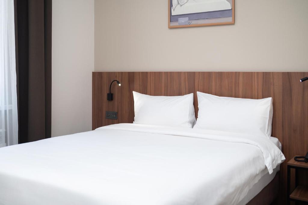 Postel nebo postele na pokoji v ubytování Freedom hotel Bishkek