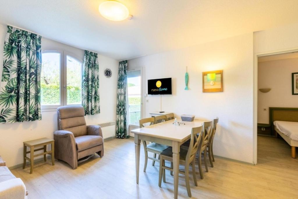 a room with a table and chairs and a bed at Résidence Saint-Raphaël Valescure - maeva Home - Appartement 2 pièces 6 personnes - Sélection MAE-7084 in Valescure