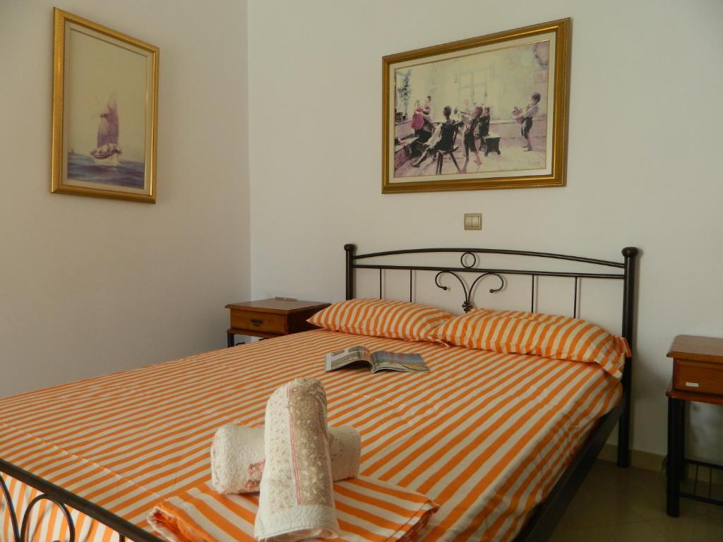 1 dormitorio con 1 cama con 2 toallas en Like Home Naxos, en Naxos Chora