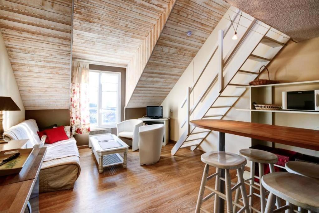 - un salon avec un escalier, une table et des chaises dans l'établissement Résidence Port du Crouesty - maeva Home - Appartement 2 pièces 5 personnes - Sélection MAE-1904, à Arzon