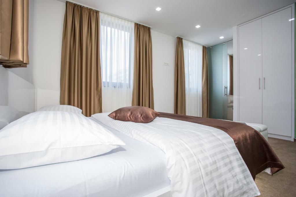 Łóżko lub łóżka w pokoju w obiekcie Hotel National
