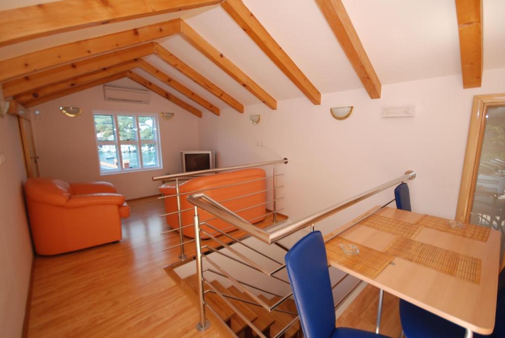 sala de estar con mesa y escritorio en Springs Apartments & Rooms, en Sveti Stefan