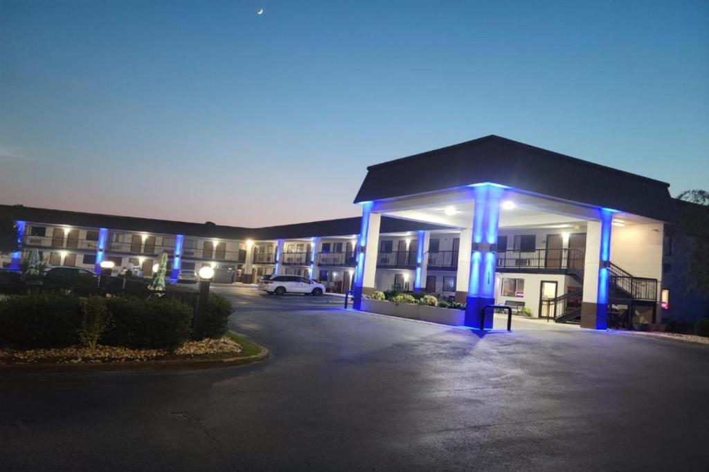 un edificio con luci blu in un parcheggio di Western Motel, Thomasville a Thomasville