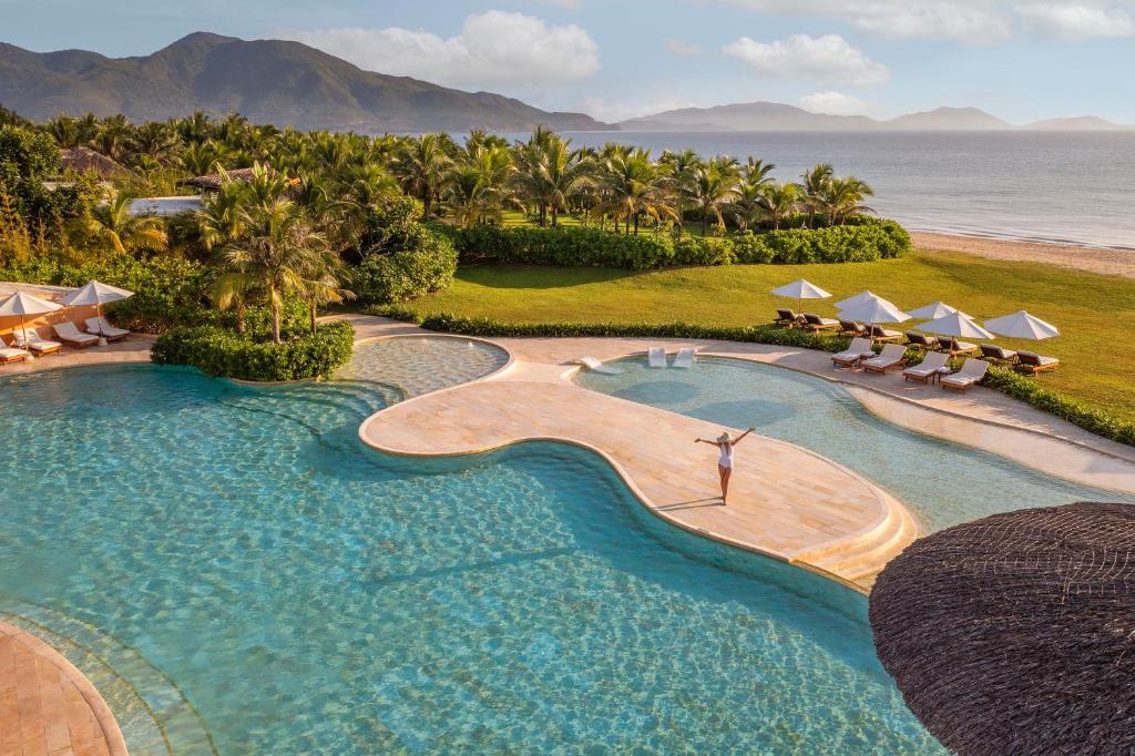 uma vista aérea de uma piscina num resort em Ana Mandara Cam Ranh em Cam Ranh