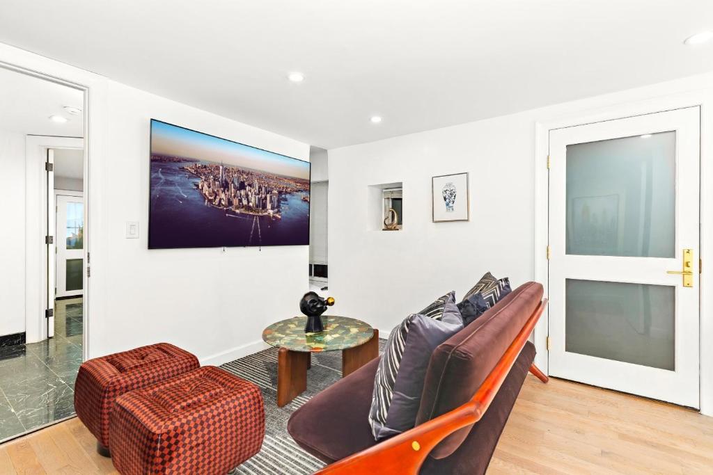 Luxurious 4 BR Townhouse في نيويورك: غرفة معيشة مع أريكة وطاولة