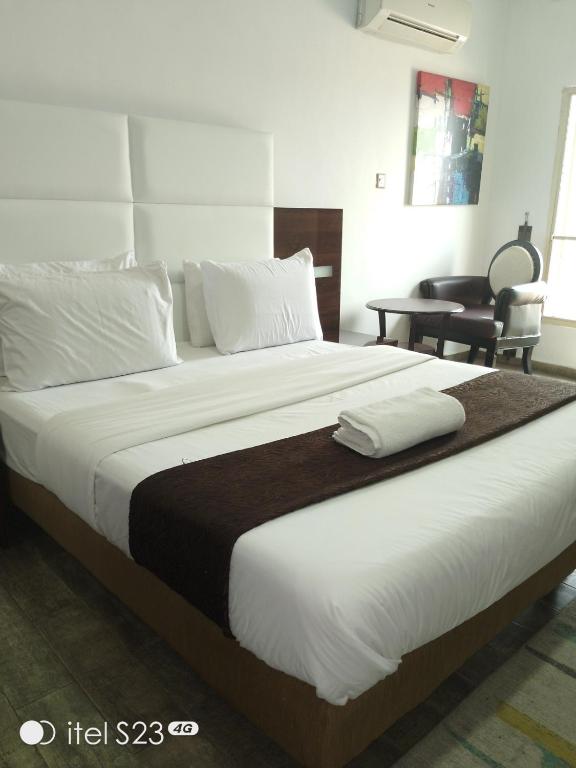 Postel nebo postele na pokoji v ubytování Ellyxville Hotel