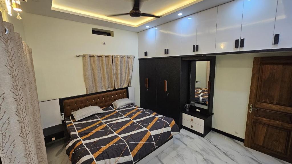Vrindavan Homestay near Temple - Housity
