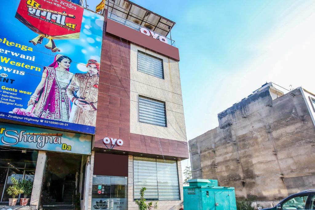un edificio con un cartel en el costado en Townhouse Mamta Enclave Zirakpur - Managed by Company, en Zirakpur
