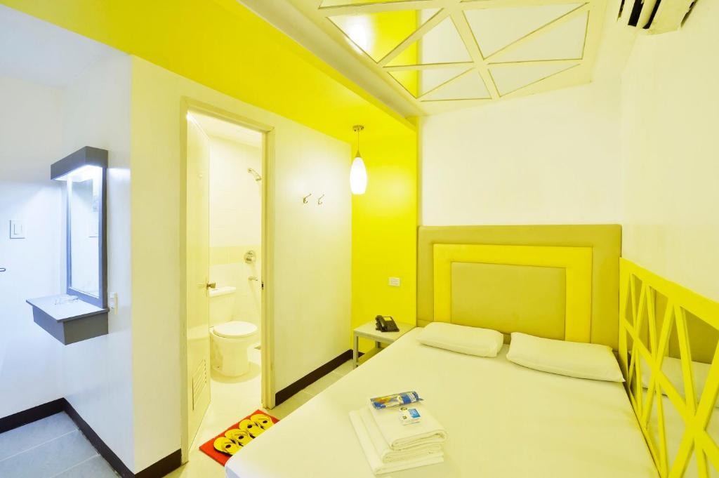 Postel nebo postele na pokoji v ubytování Hotel 99 Quiapo