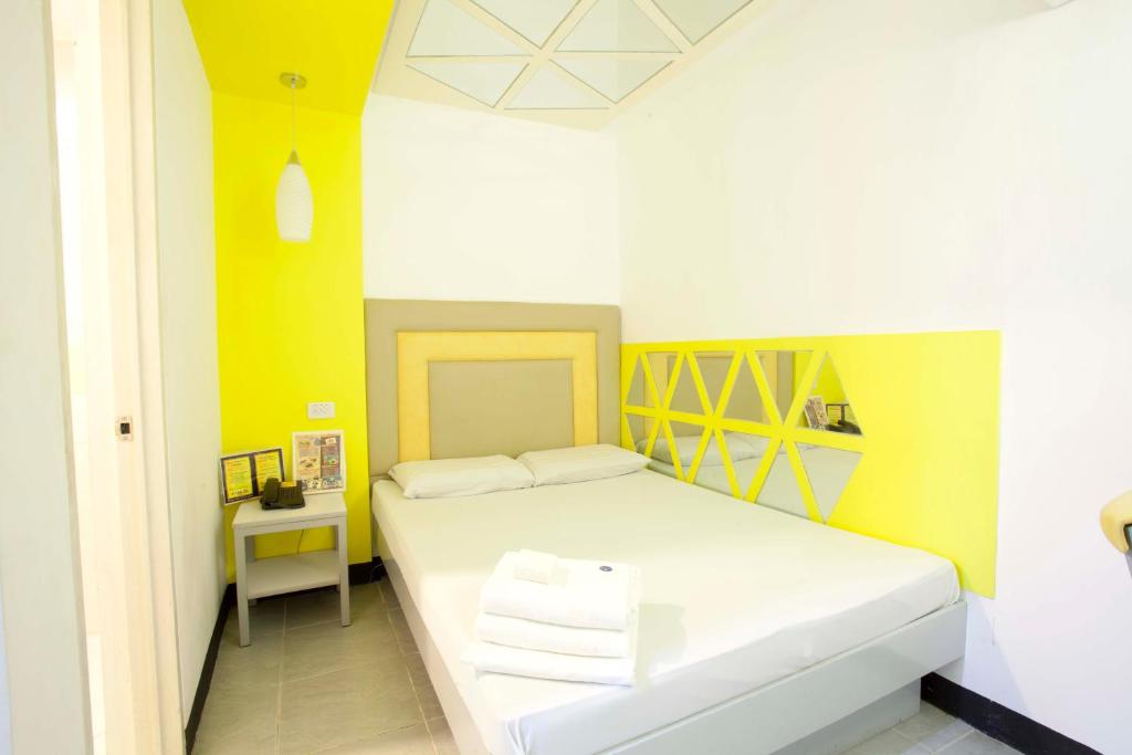 Postel nebo postele na pokoji v ubytování Hotel 99 Quiapo