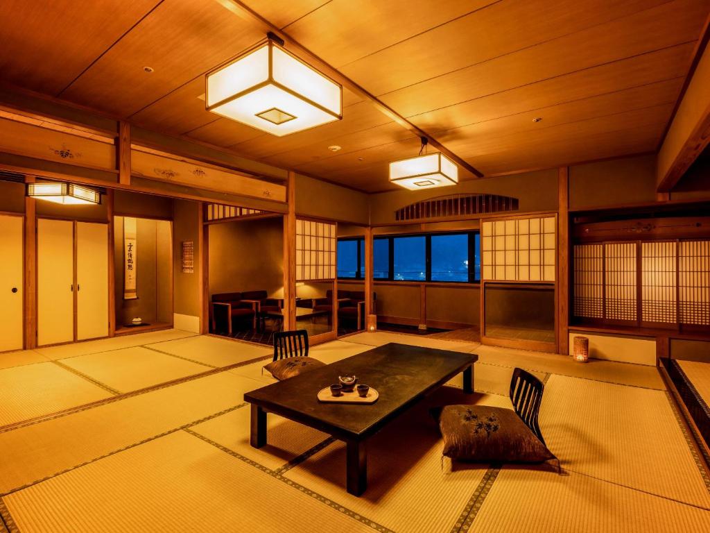 Posezení v ubytování Ooedo Onsen Monogatari Miyoshiya