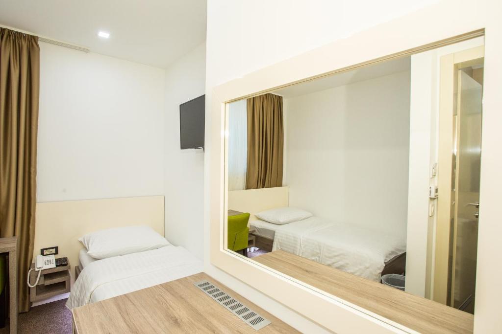 Łóżko lub łóżka w pokoju w obiekcie Hotel National