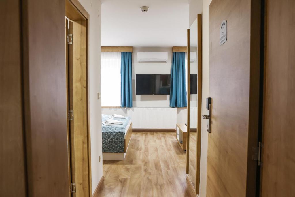 Postel nebo postele na pokoji v ubytování Grand Park rooms & apartments