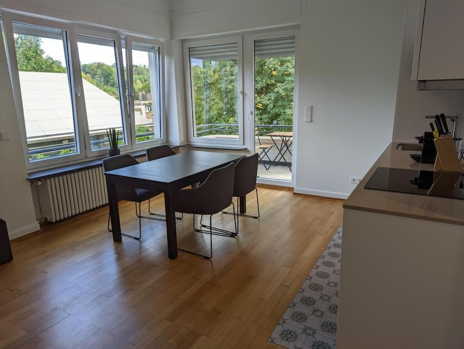 - une cuisine et une salle à manger avec une table et des chaises dans l'établissement Refurbished 1BR Apartment in Limpertsberg, à Luxembourg