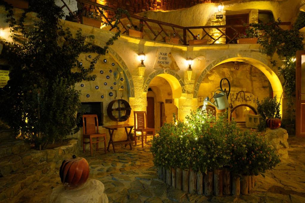 A garden outside Cappadocia Nar Cave House & Swimming Pool