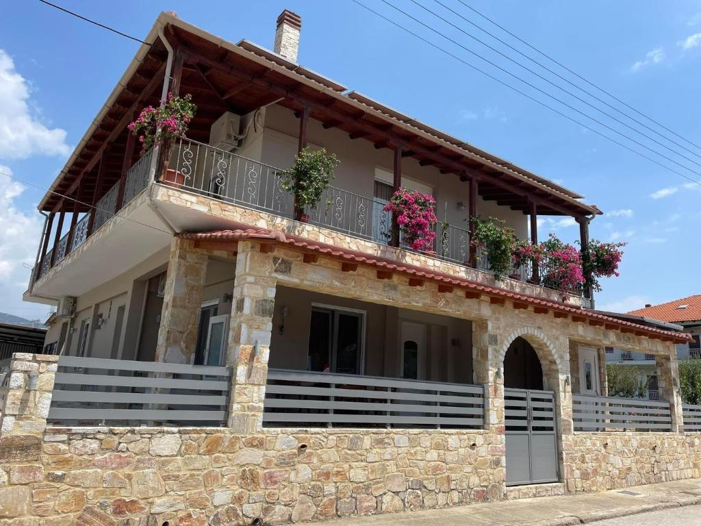 um edifício com uma varanda com flores em Petrino Apartments em Kavala